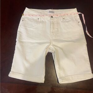 d.women's White Jean Shorts look New Stretch good condition